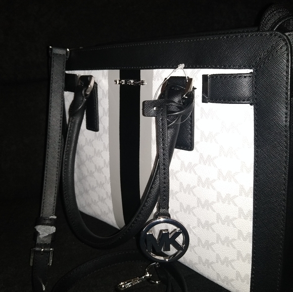 Michael kors purse - Picture 4 of 13